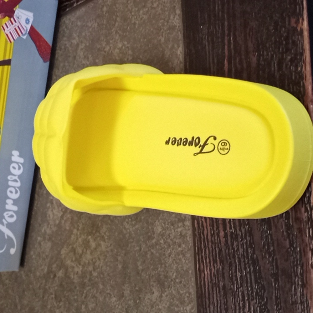 Yellow Slipers - Picture 4 of 5